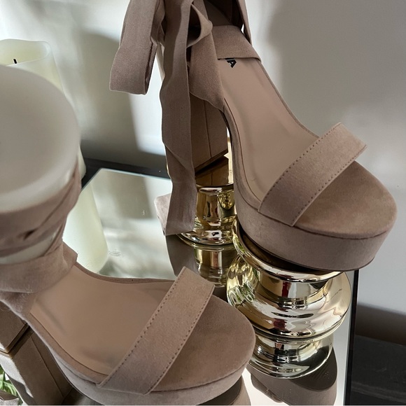 Fashion Nova beige plot twist heel - Picture 3 of 8